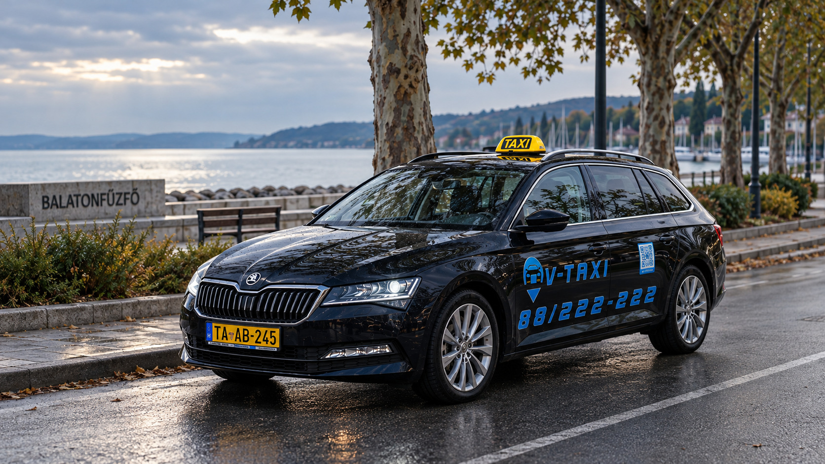 Taxi egy balatonfűzfői tópart menti úton, borult időben